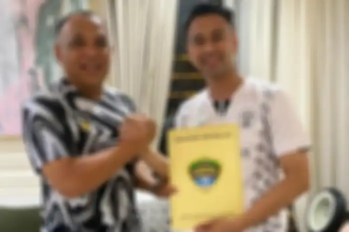 Presiden Cilegon United Yudhi Apriyanto (kiri) bersama Raffi Ahma
