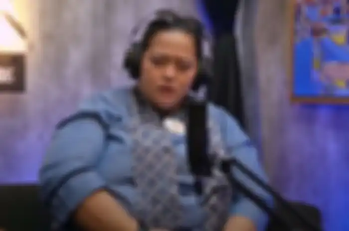 Mbak You saat menceritakan tentang masa kecilnya bersama dengan Denny Darko.