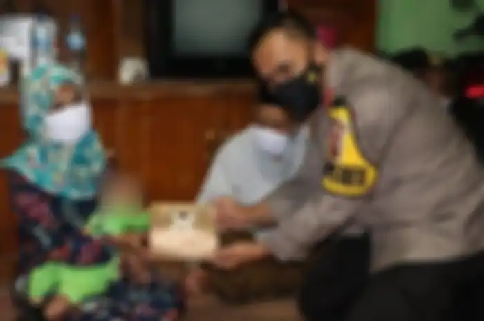 Kapolres Sukabumi AKBP M Lukman Syarif memberikan bantuan dari Presiden Jokowi kepada SA (25) istri BS terduga teroris di Kampung Limbangan, Desa Cibodas, Kecamatan Bojonggenteng, Kabupaten Sukabumi. 