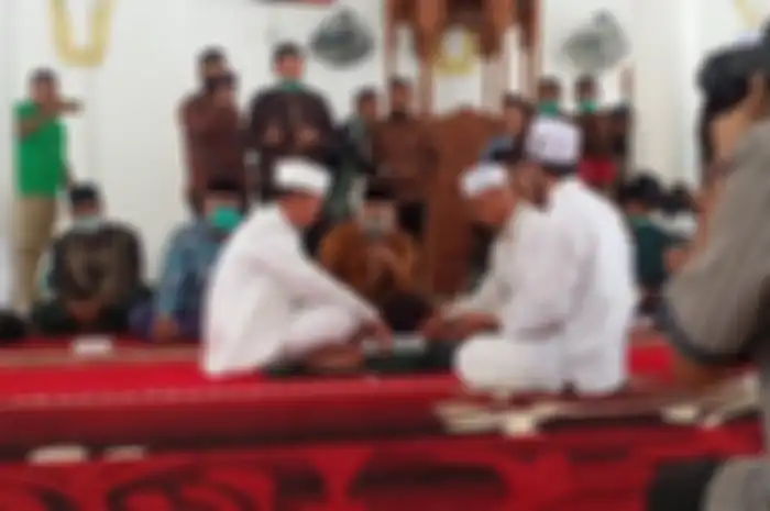 Ismed Sofyan saat melangsungkan akad nikah di Masjid Salman Alfarisi, Kabupaten Aceh Tamiang, Minggu (4/4/2021). 
