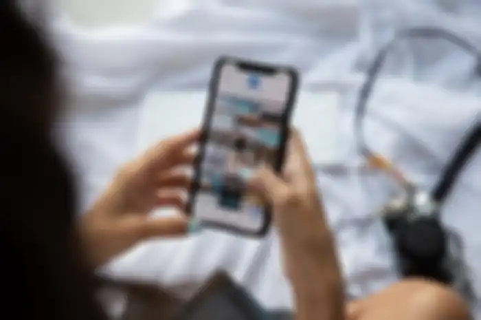 Ilustrasi pengguna handphone