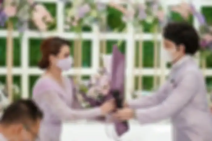 Atta Halilintar dan Aurel Hermansyah mengenalkan single duet mereka berjudul 'Hari Bahhagia' disela kesibukannya meyiapkan hari pernikahan, Jumat (2/4/2021). Mereka akan menikah Sabtu (3/4/2021). 