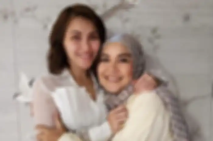 Ayu Ting Ting dan sang ibu, Umi Kalsum.