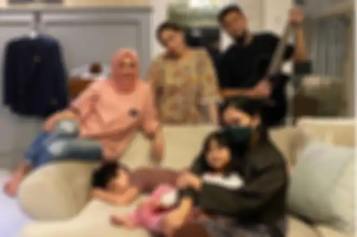 Kebersamaan Nagita Slavina bersama keluarganya.