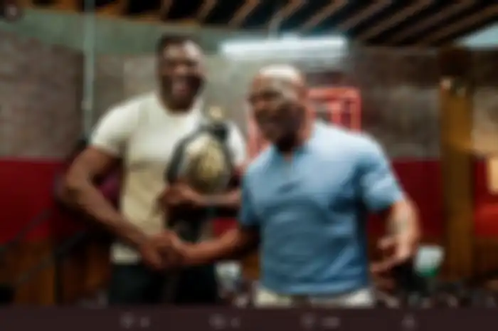 Juara kelas berat UFC, Francis Ngannou, dan legenda tinju kelas berat, Mike Tyson.