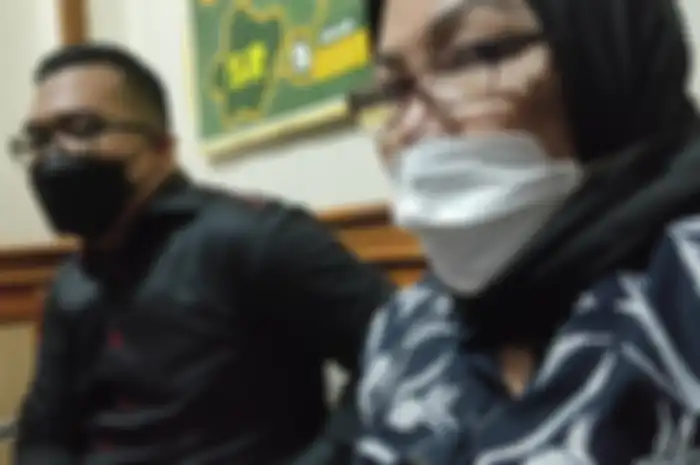 Ratmulyati, ibunda Nindy Ayunda sat hadir di Pengadilan Agama Jakarta Selatan, Rabu (7/4/2021)