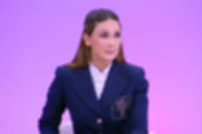 Luna Maya gunakan blazer dari Alexander Mcqueen