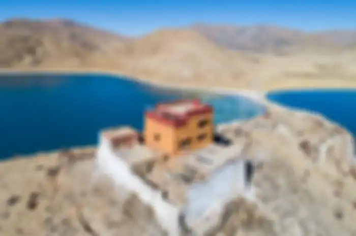 Kuil Rituo yang berada di tengah Danau Yamdrok, Tibet yang menjadi rumah bagi biksu Ahwang Pincuo.
