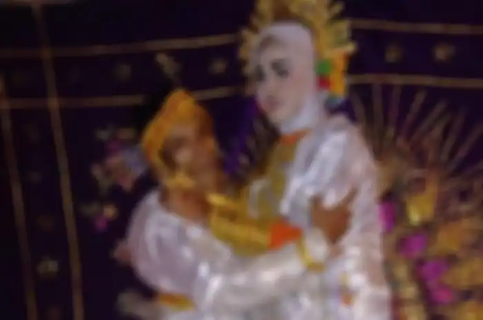 Bora dan Ira Fazilah, pasangan yang selisih 39 tahun yang menikah di Kabupaten Bone, Sulawesi Selatan (Sulsel), Rabu (7/4/2021)