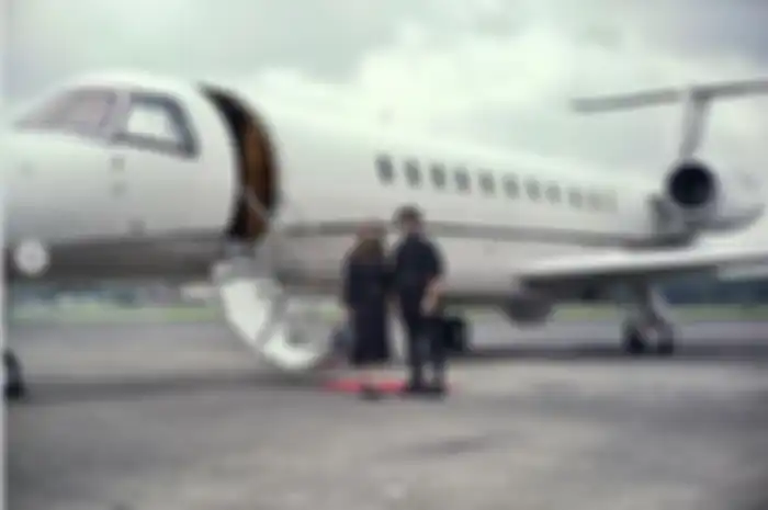 Atta Halilintar dan Aurel Hermansyah berpose di depan pesawat jet pribadi