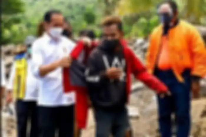 Presiden Jokowi saat memberikan jaket pada Fransiskus 