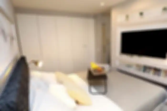 Ilustrasi TV LED di dalam kamar tidur.  