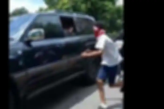 Vidi Making, anak SMP asal desa Kolontobo, Kecamatan Ile Ape, berhasil menitipkan sepucuk 'surat cinta' langsung ke tangan Presiden Joko Widodo