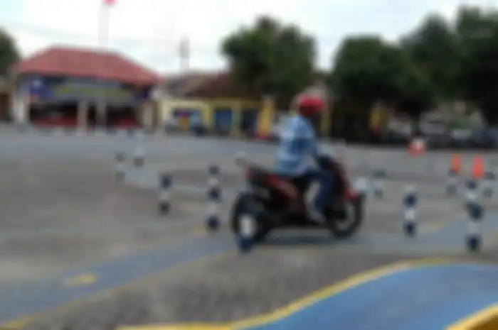 Seorang pemohon SIM saat mengikuti ujian praktik di Satlantas Polres Gresik.