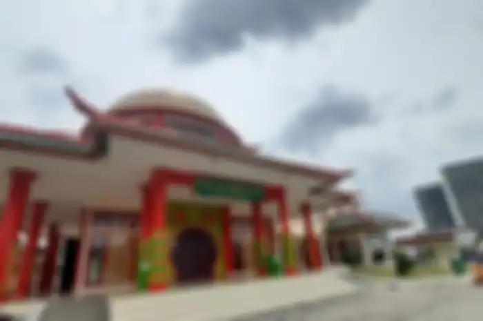 Masjid Babah Alun Desari, masjid unik dengan bangunan bernuansa oriental. Arsitekturnya diambil dari akulturasi 3 budaya, yakni budaya Tionghoa, Arab, dan Betawi sebagai simbol keberagaman.