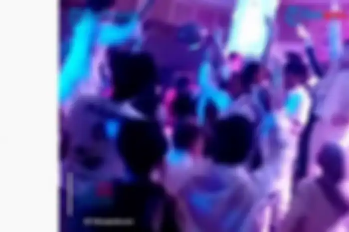 Siswa SMAN 1 Tanjab Barat saat sedang party di ruang pola kantor Bupati Tanjab Barat, Sabtu (10/4/2021) malam. 