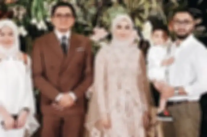 Revalina S Temat dan keluarga saat menghadiri resepsi pernikahan Laudya Cynthia Bella dan Engku Emran.