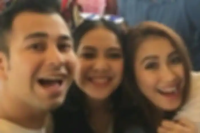 Ayu Ting Ting saat berpose bareng Raffi Ahmad dan Nagita Slavina