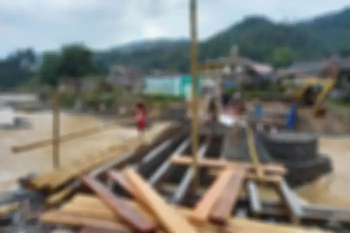 Sejumlah warga tengah mengerjakan bagian jembatan yang belum selesai Jumat (16/4/2021), jembatan di jalan milik Provinsi Banten tersebut dibangun swadaya oleh warga.