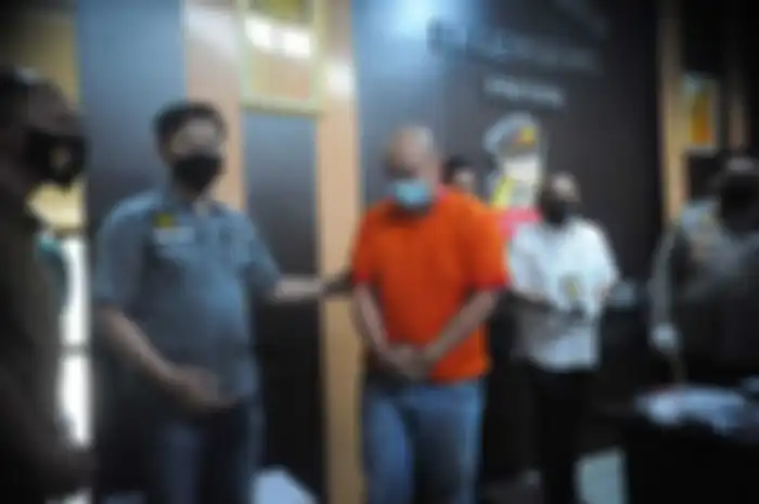 Tersangka JT saat dihadirkan dalam gelar perkara terkait kasus penganiayaan seorang perawat di Rumah Sakit Siloam Sriwijaya Palembang berinisial CRS,Sabtu (17/4/2021).