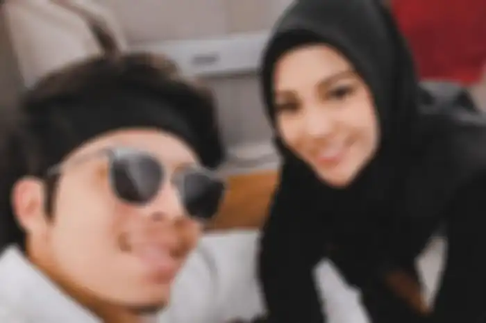 Kak Atta dan Kak Aurel sedang di pesawat saat pulang ke Jakarta.