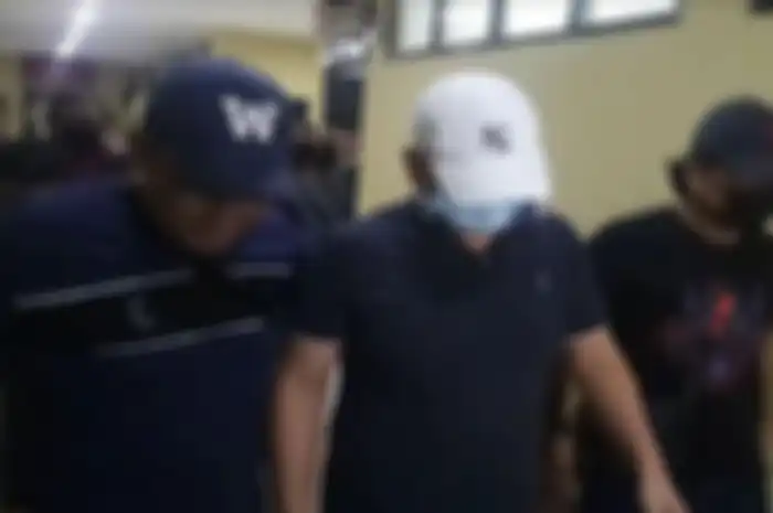 Pria berinisial JT (topi putih) yang menganiaya perawat RS Siloam berinisial CRS berhasil diamankan polisi, Jumat (16/4/2021) malam. 