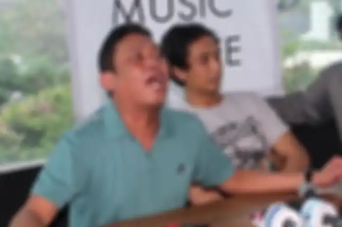 Adiguna Sutowo bersama Piyu, menggelar jumpa pers untuk klarifikasi kasus perusakan rumah Adiguna Sutowo, di De Hub Cafe, Thamrin City, Jakarta Pusat, Senin (28/10/2013),
