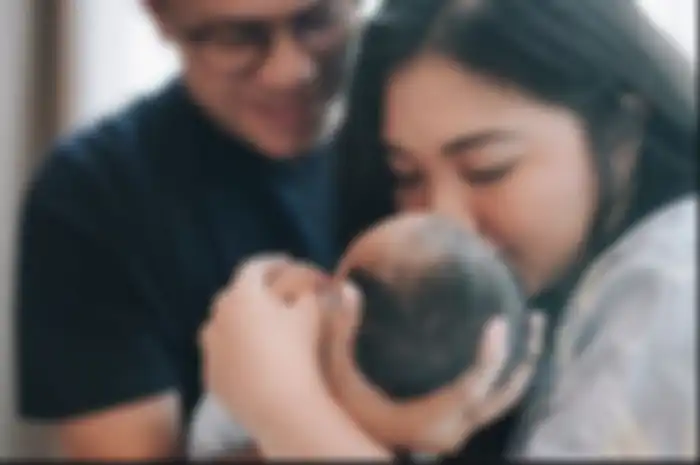 Arief Muhammad dan Tipang, bersama bayi mereka.
