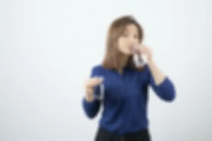 Ilustrasi minum air putih