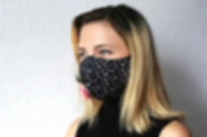 Ilustrasi pemakaian masker kain. 