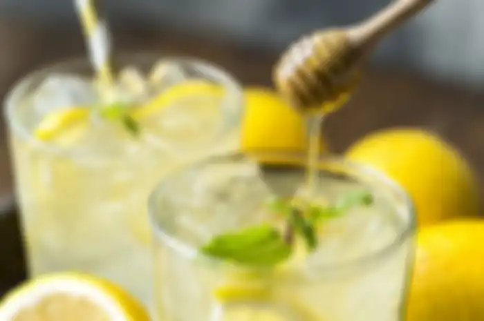 Hati-hati, kesehatan Anda bisa terancam apabila berlebihan minum air lemon setiap harinya. Ini akibatnya.