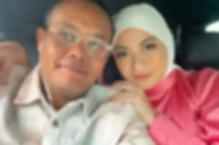 Nathalie dan Sule selfie di dalam mobil