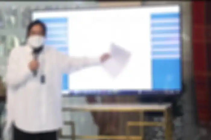 Menteri Sosial Tri Rismaharini memberikan keterangan soal pemulihan data penerima bansos dengan basis data secara online di Kantor Kemensos, Jl Salemba Raya, Jakarta, Rabu (21/4/2021)