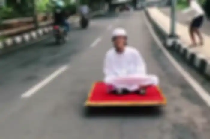 Viral Cowok Naik Karpet Terbang Kayak Aladdin di Jalan Raya, Ternyata Begini Triknya