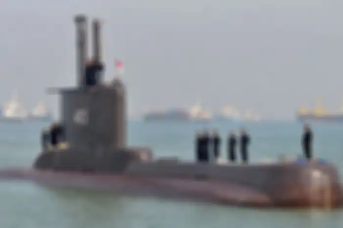 Sejumlah prajurit TNI-AL awak kapal selam KRI Nanggala-402 berada di atas lambung kapal setibanya di Dermaga Koarmatim, Ujung, Surabaya, Jatim, Senin (6/2/2012). Kapal selam tersebut kembali bergabung dengan TNI AL usai menjalani perbaikan menyeluruh di galangan kapal Daewoo Shipbuilding & Marine En