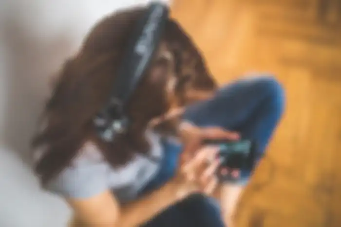 Mendengarkan  musik atau podcast dapat dilakukan sebagai aktivitas ringan menunggu berbuka puasa. 