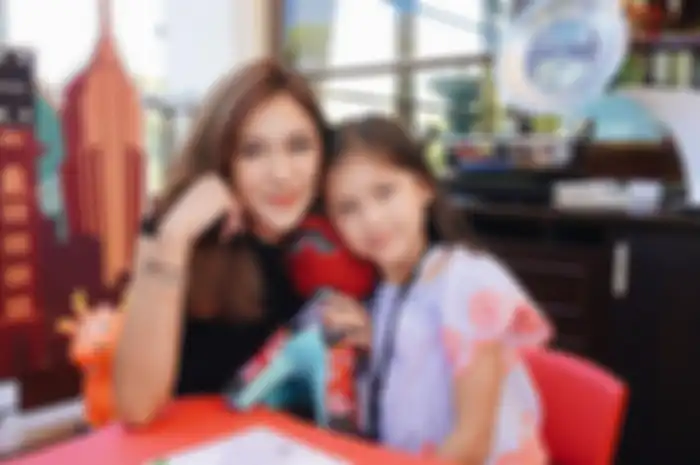 Nana Mirdad dan Sarah Deana White.
