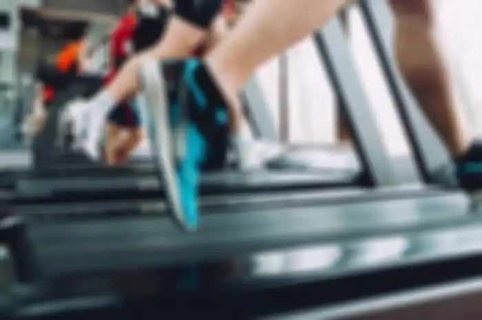 Jalan kaki di treadmill.