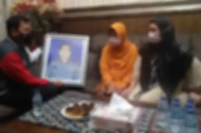 Orangtua Komandan Kapal Selam KRI Nanggala 402 Letkol (P) Heri Oktavian, Murhaleni (jilbab oranye) saat menerima kunjungan Kabid Humas Polda Lampung Kombes Zahwani Pandra Arsyad, Sabtu (24/4/2021) malam.