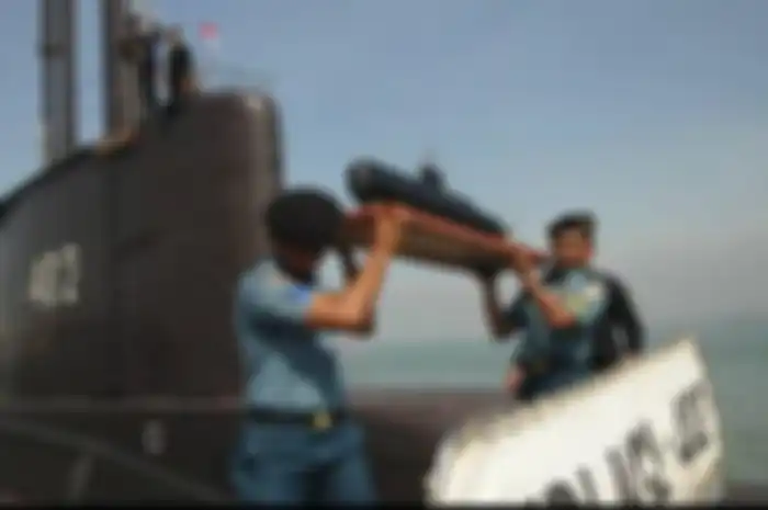 Anggota TNI AL membawa prototipe sesaat Kapal Selam KRI Nanggala-402 saat merapat di Dermaga Madura Komando Armada RI Kawasan Timur di Surabaya, Senin (6/2/2012).
