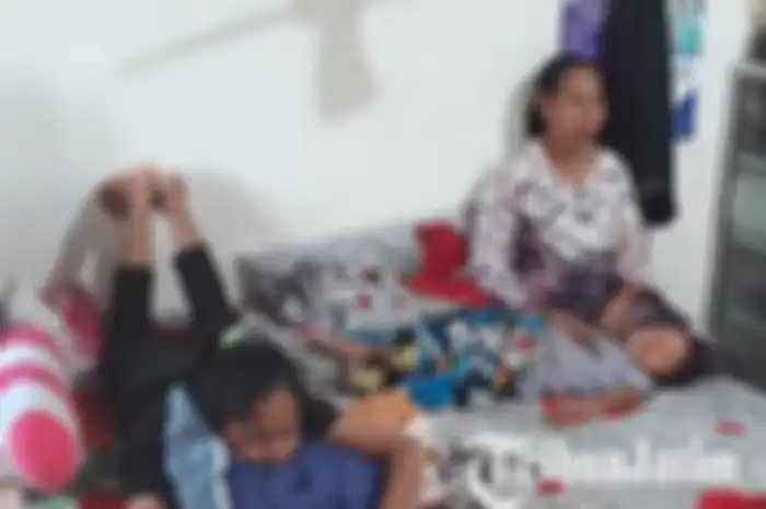 Eli Lailatul menunggu kedatangan suami di rumah, Minggu (25/4/2021). 