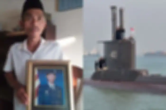 Matroji Sudiharjo (54) memegang foto anaknya, Kelasi Satu (Mesin) Muhammad Faqihudin Munir, awak kapal selam KRI Nanggala 402.