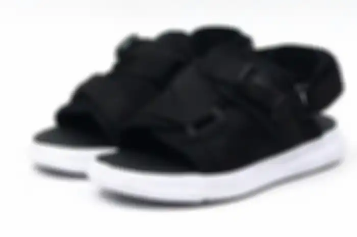 5 Rekomendasi Sandal Outdoor Brand Lokal Hitam Harga di Bawah 200 Ribu