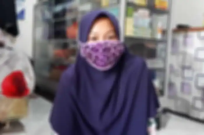 Eli bersama kedua putrinya menunggu kepulangan sang suami Serda Hermanto yang menjadi awak kapal KRI Nanggala-402 pulang ke rumah. 