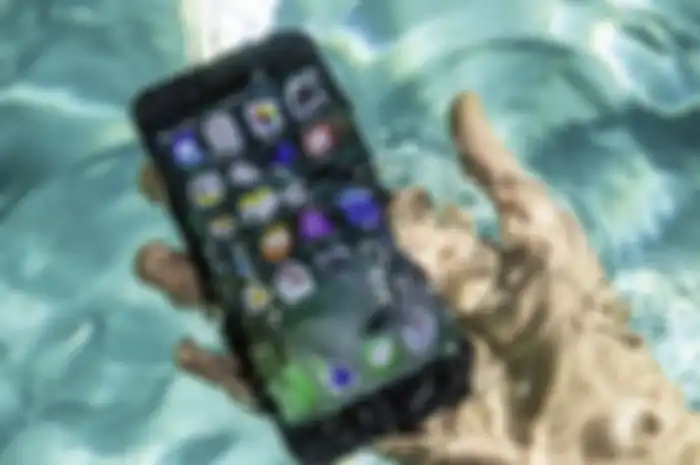 Ilustrasi smartphone dengan kemampuan sertifikasi IP67 atau IP68.