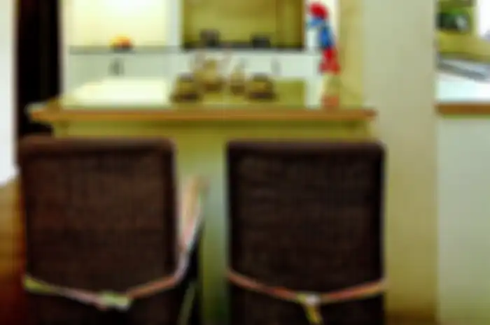 Dapur bernuansa american country dengan material kabinet dari multipleks,