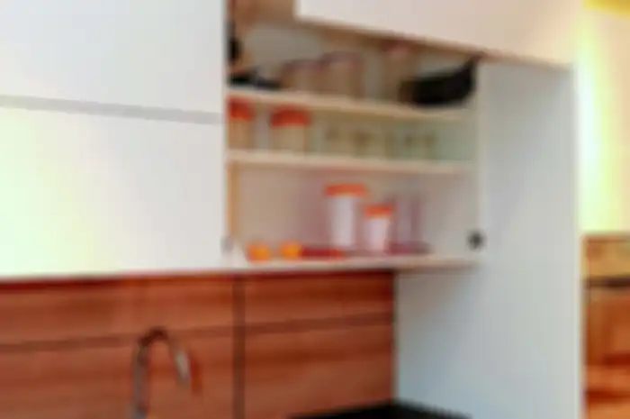 Fitting atau engsel sangat besar perannya pada kerja laci dan lemari dapur. 