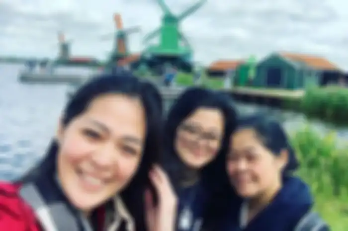 Gracia Indri, Gisela Cindy, dan sang ibu.