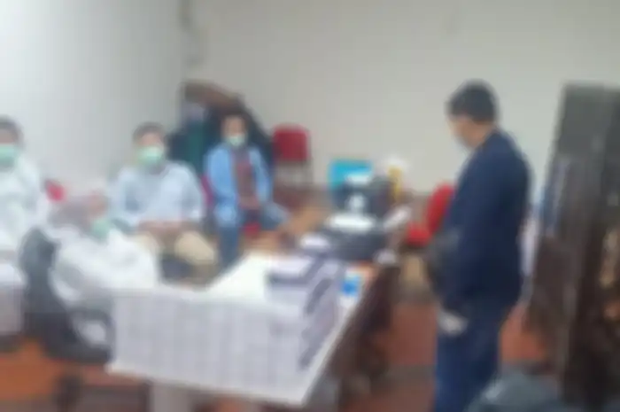 Tim Polda Sumut melakukan penggerebekan layanan rapid test antigen di lantai II Bandara Kualanamu, Selasa (27/4/2021).