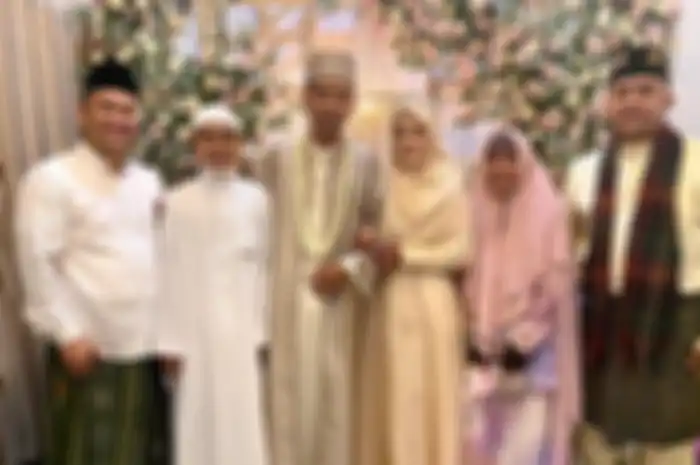 ustaz abdul somad resmi menikah dengan Fatimah Az Zahra, yang masih 19 tahun.